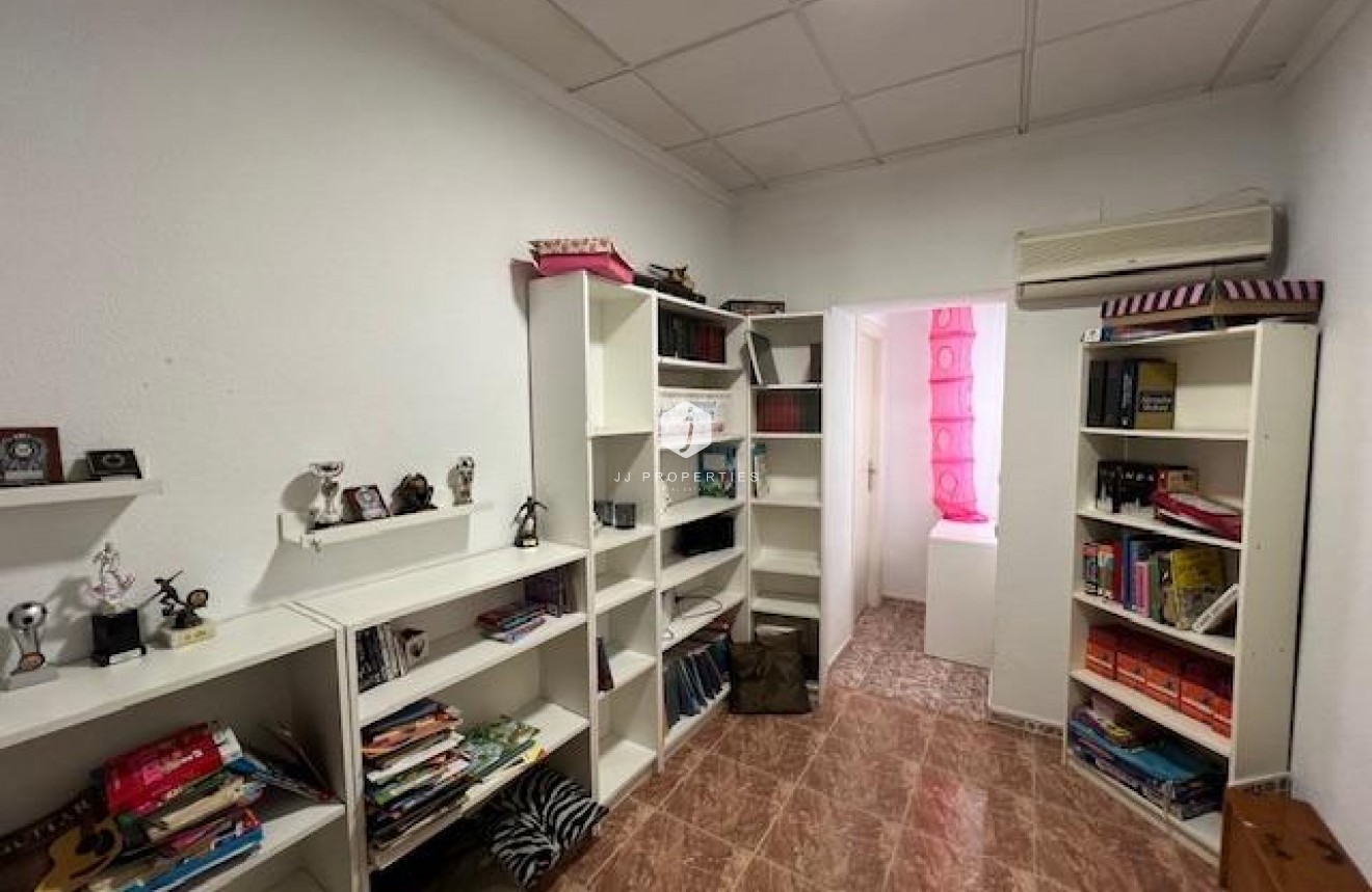 Tweedehands - Chalet -
Dolores - Centro