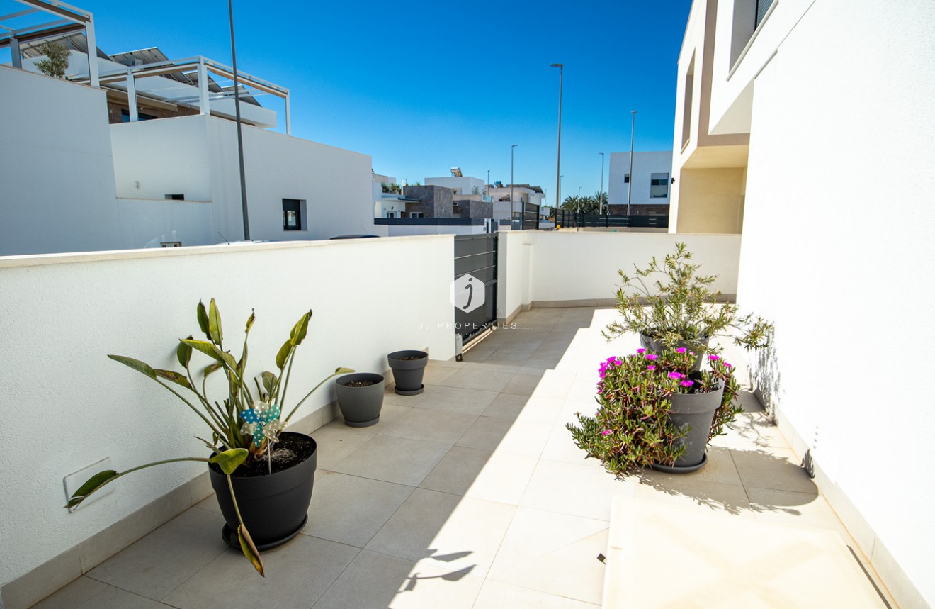 Resale - Villa -
Daya Vieja