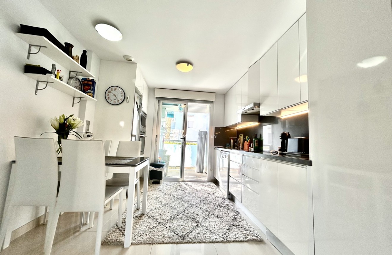 Resale - Apartment / flat -
Punta Prima - Costa Blanca