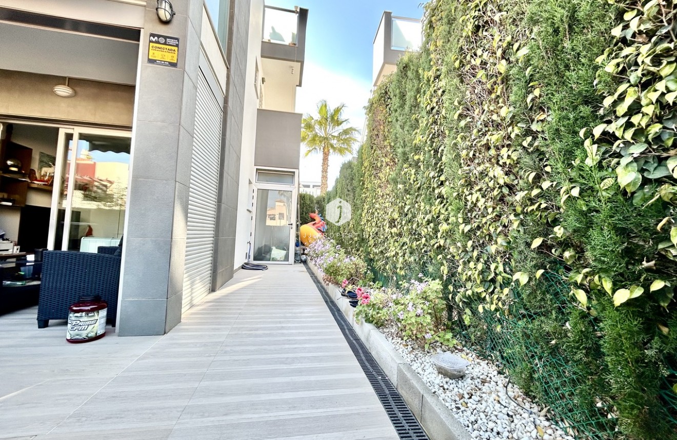 Resale - Apartment / flat -
Punta Prima - Costa Blanca