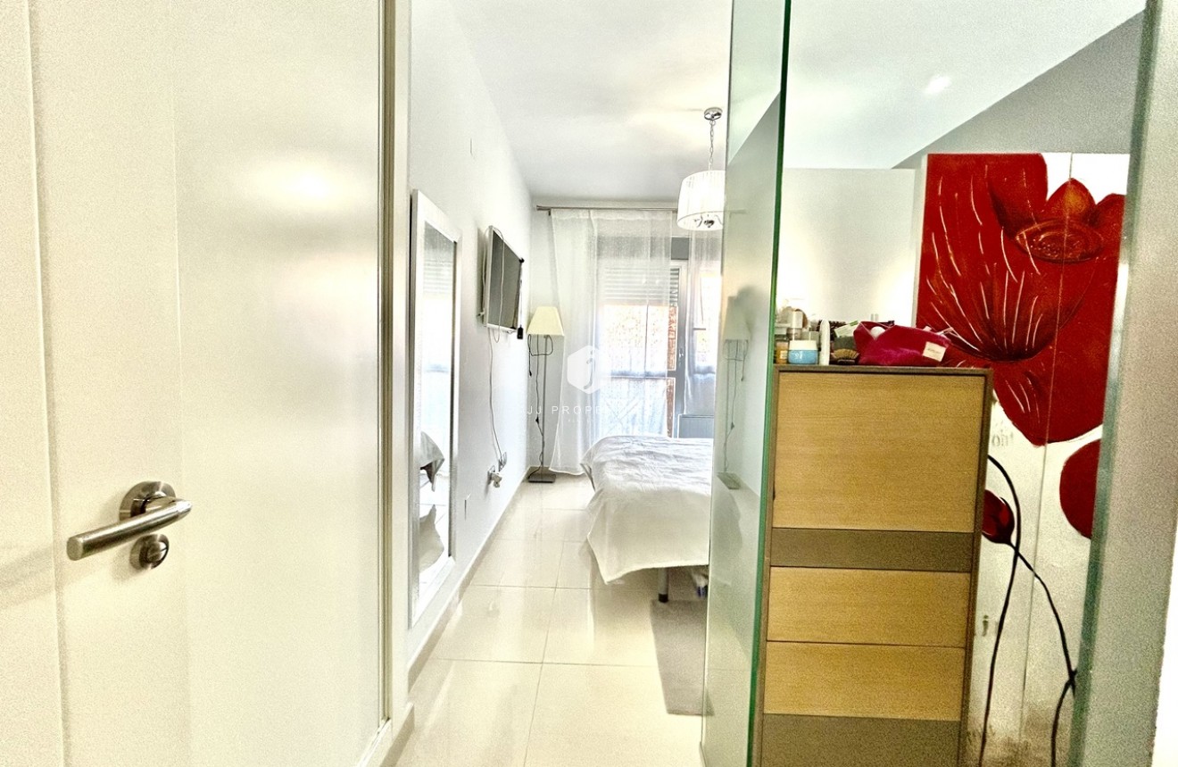 Resale - Apartment / flat -
Punta Prima - Costa Blanca
