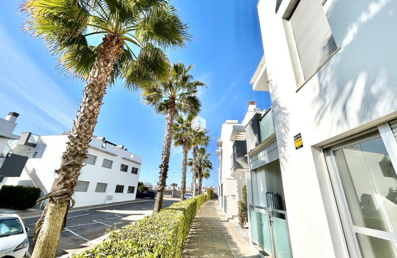 Resale - Apartment / flat -
Punta Prima - Costa Blanca