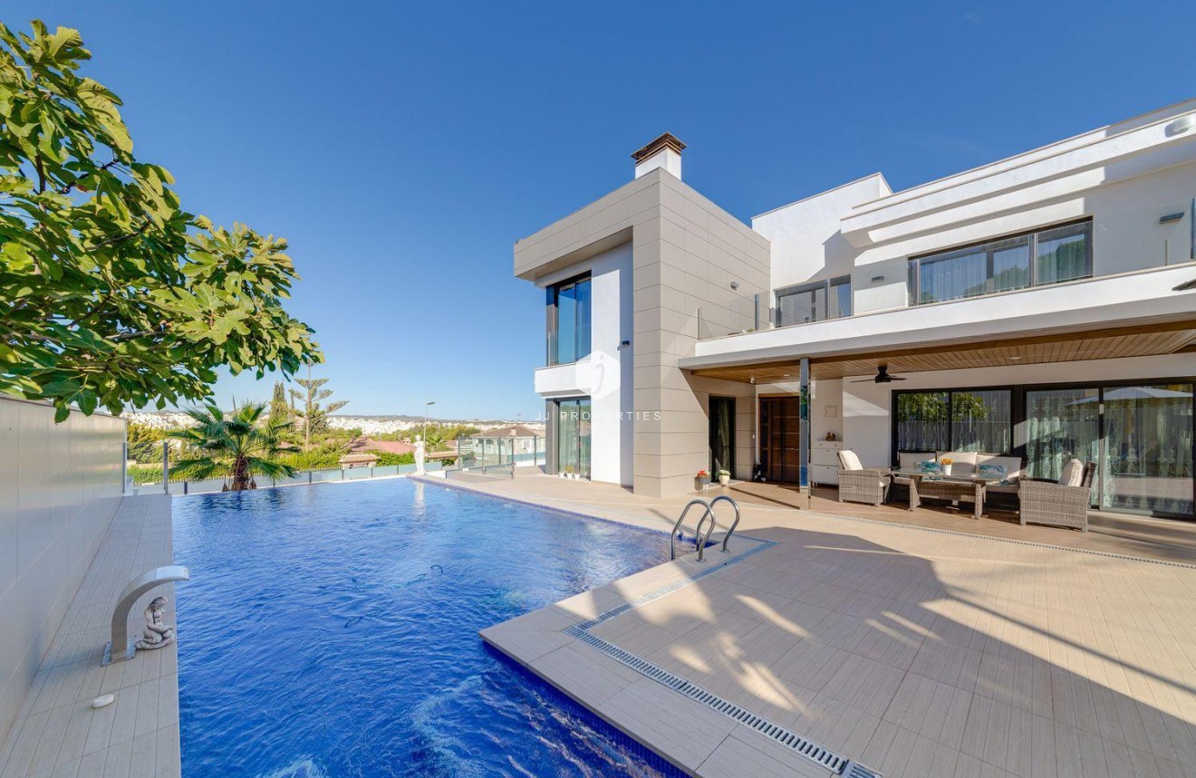 Resale - Villa -
Torrevieja - Costa Blanca