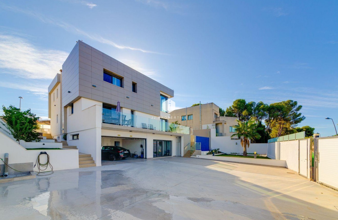 Resale - Villa -
Torrevieja - Costa Blanca