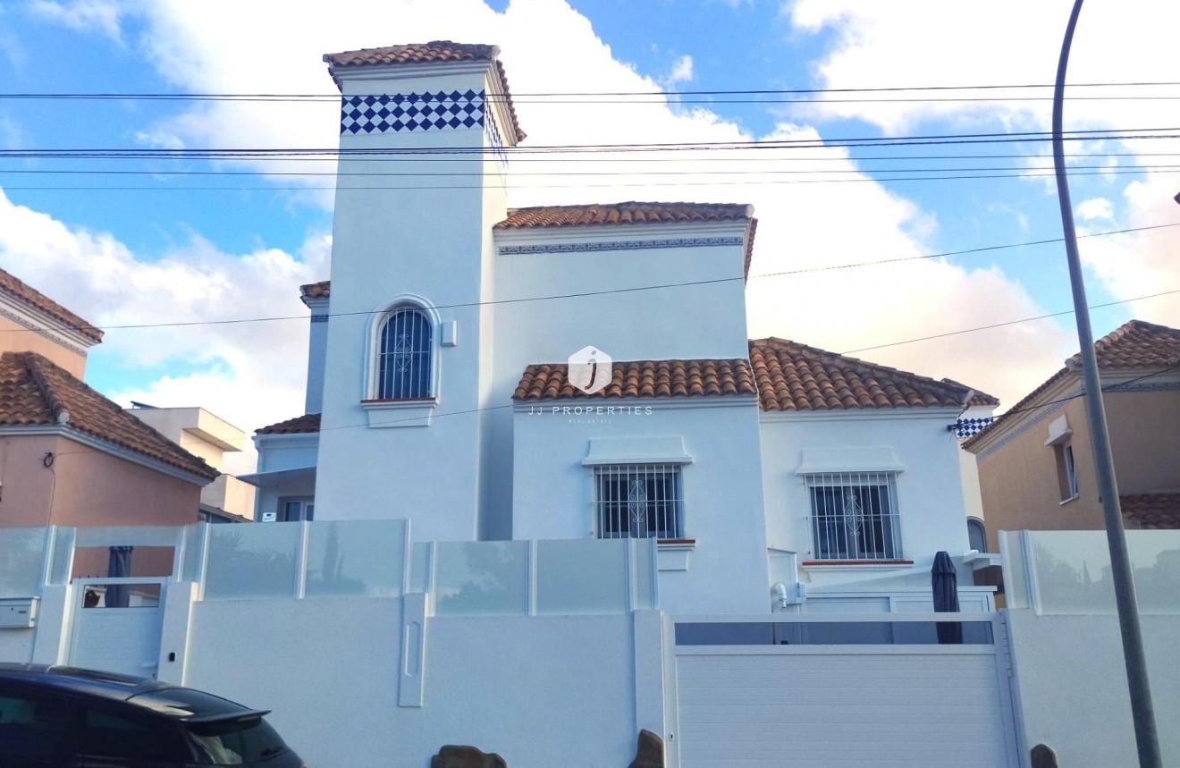 Resale - Villa -
San Miguel de Salinas - Inland