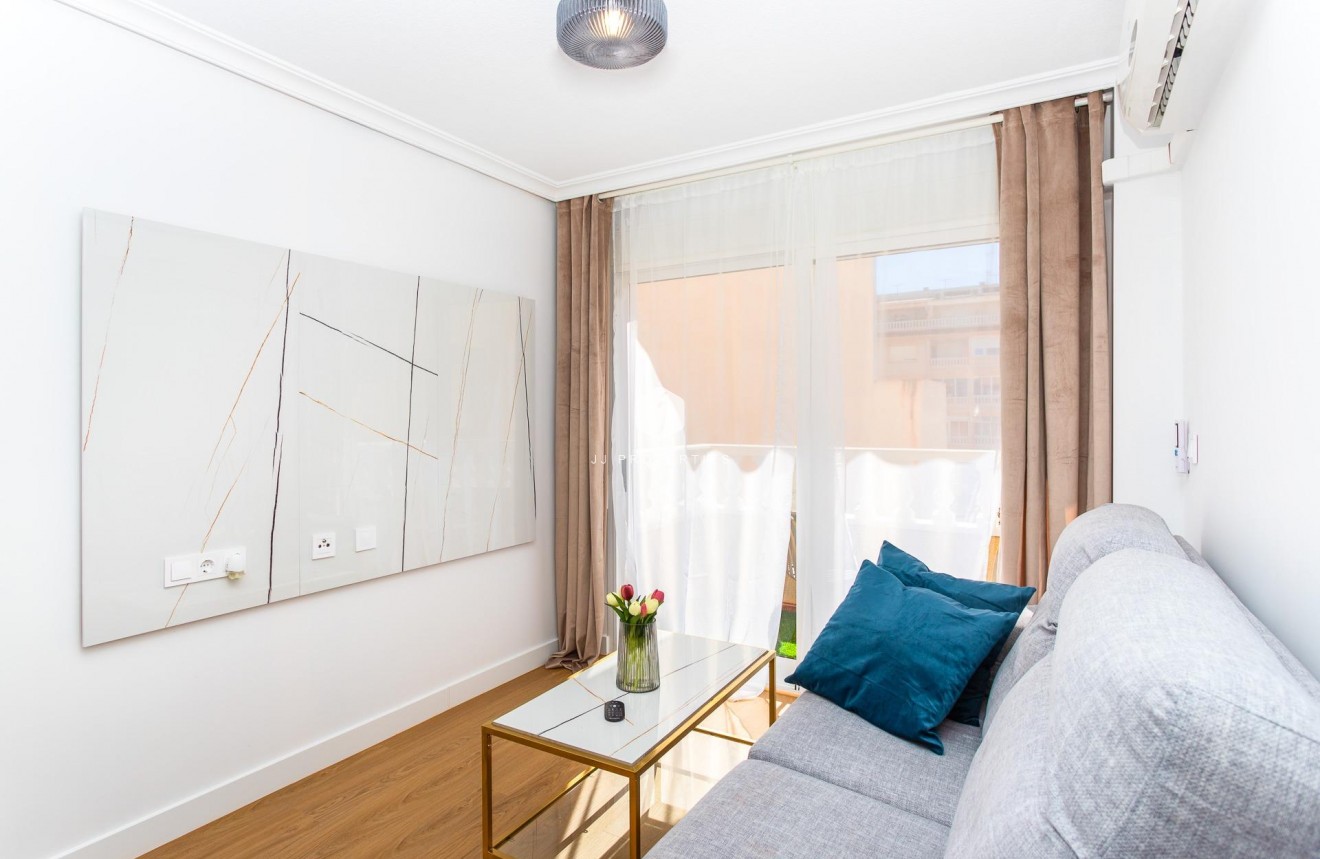 Resale - Apartment / flat -
Torrevieja - Centro