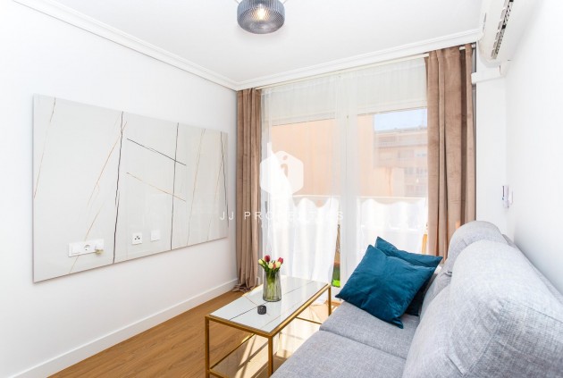 Resale - Apartment / flat -
Torrevieja - Centro