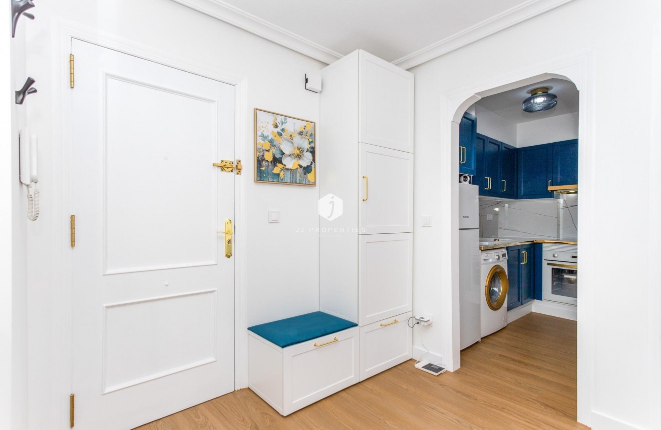 Resale - Apartment / flat -
Torrevieja - Centro