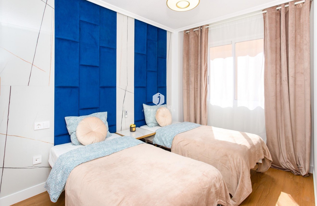 Resale - Apartment / flat -
Torrevieja - Centro