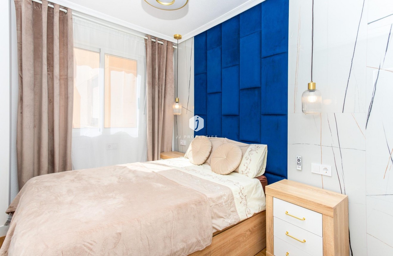 Resale - Apartment / flat -
Torrevieja - Centro