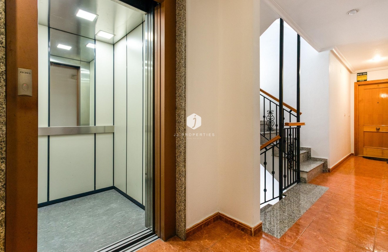 Resale - Apartment / flat -
Torrevieja - Centro