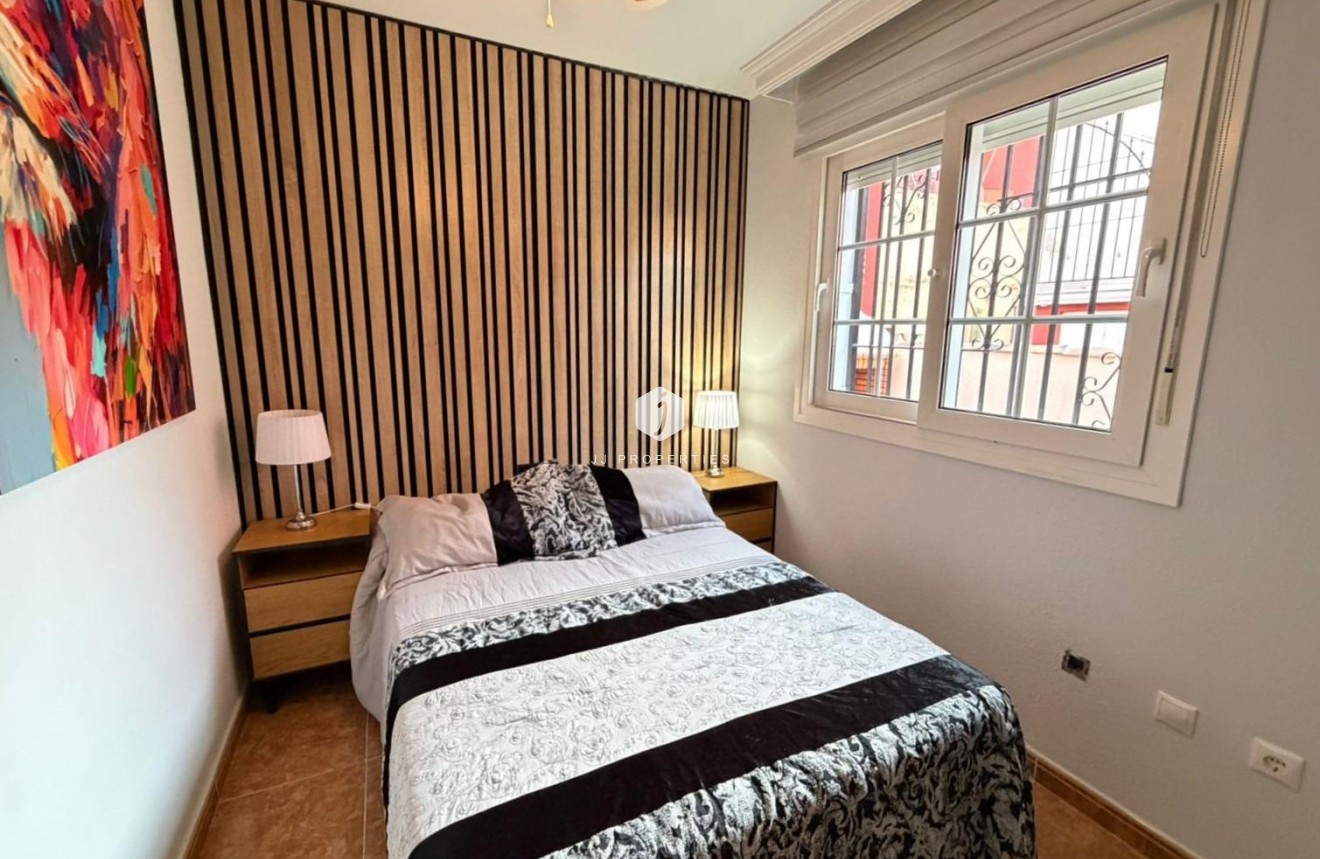 Resale - Chalet -
Orihuela Costa - Villamartín