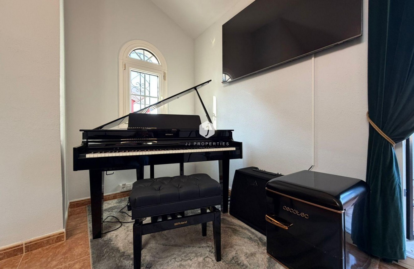 Resale - Chalet -
Orihuela Costa - Villamartín