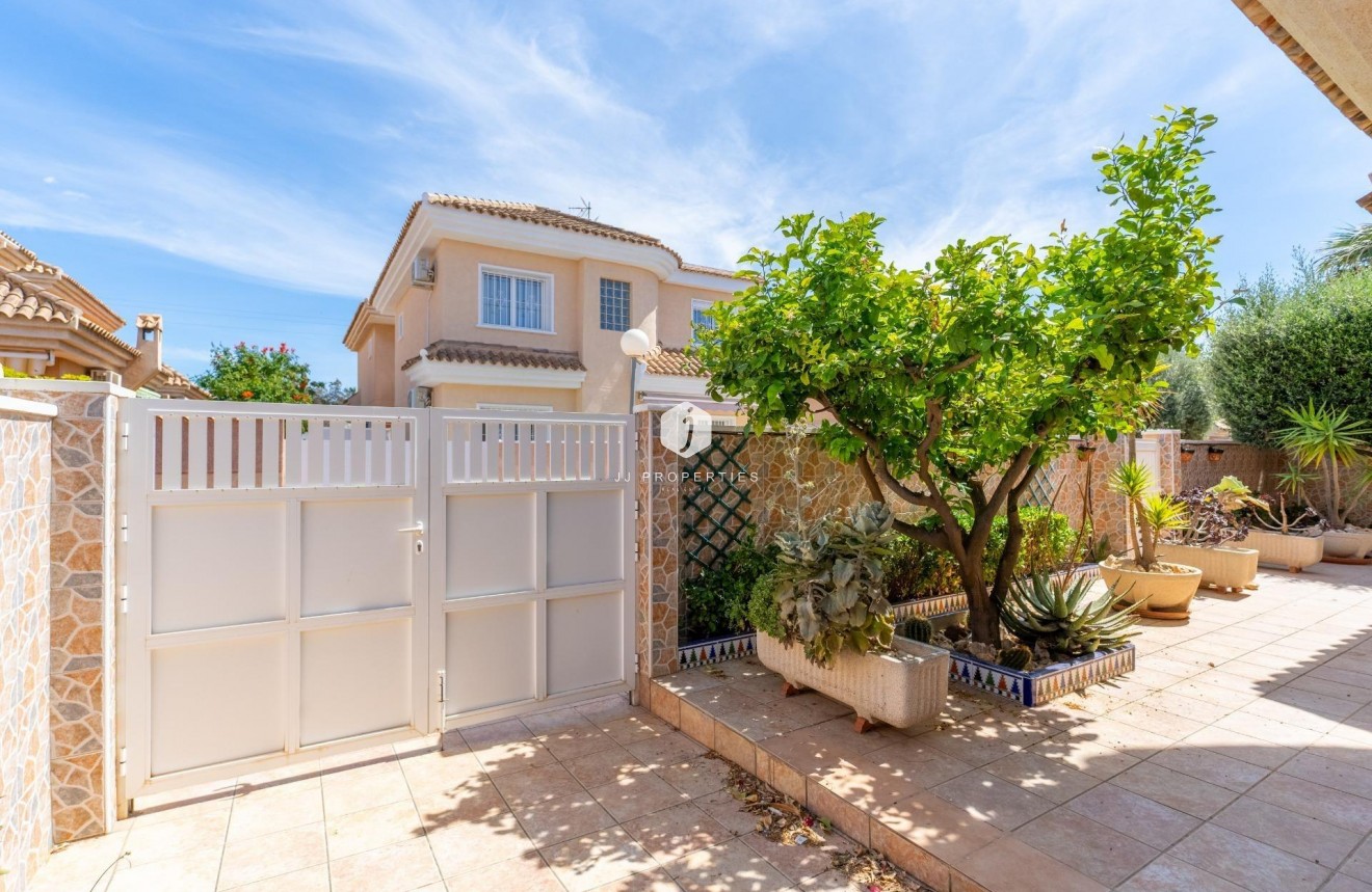 Resale - Villa -
Torrevieja - Los Balcones - Los Altos del Edén