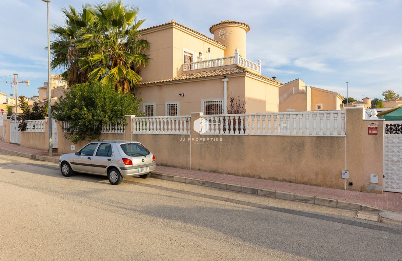 Segunda mano - Villa -
Ciudad Quesada