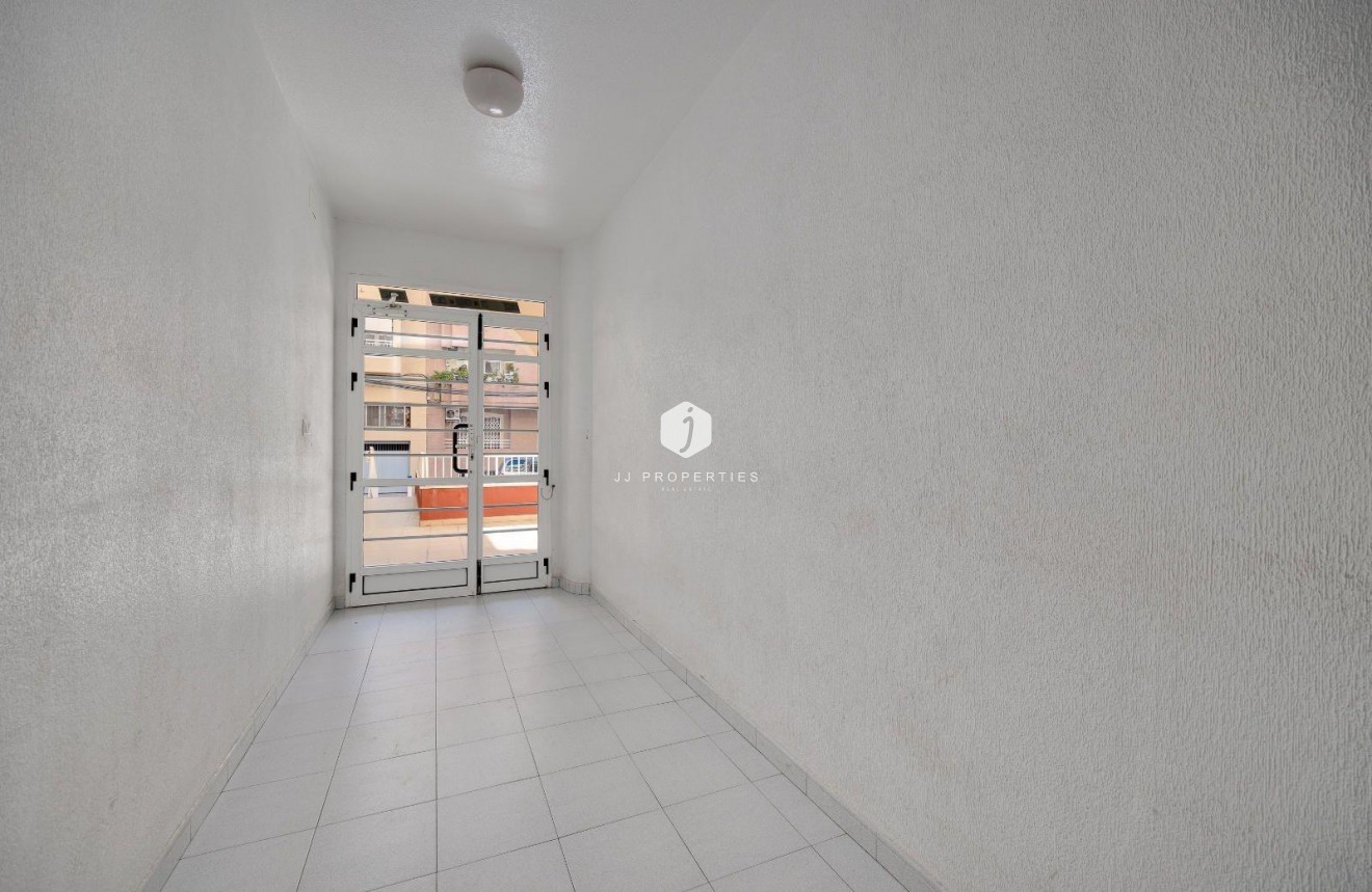 Aus zweiter Hand - Wohnung -
Torrevieja - Estacion de autobuses
