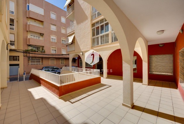 Aus zweiter Hand - Wohnung -
Torrevieja - Estacion de autobuses