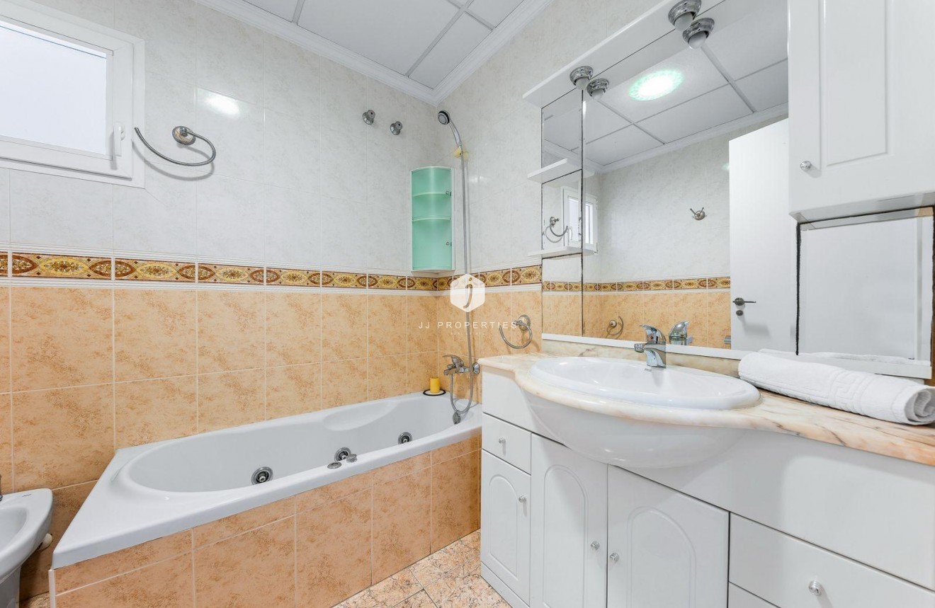 Resale - Apartment / flat -
Torrevieja - Centro