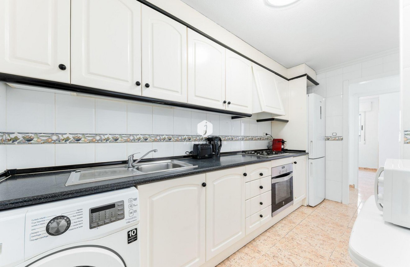 Resale - Apartment / flat -
Torrevieja - Centro