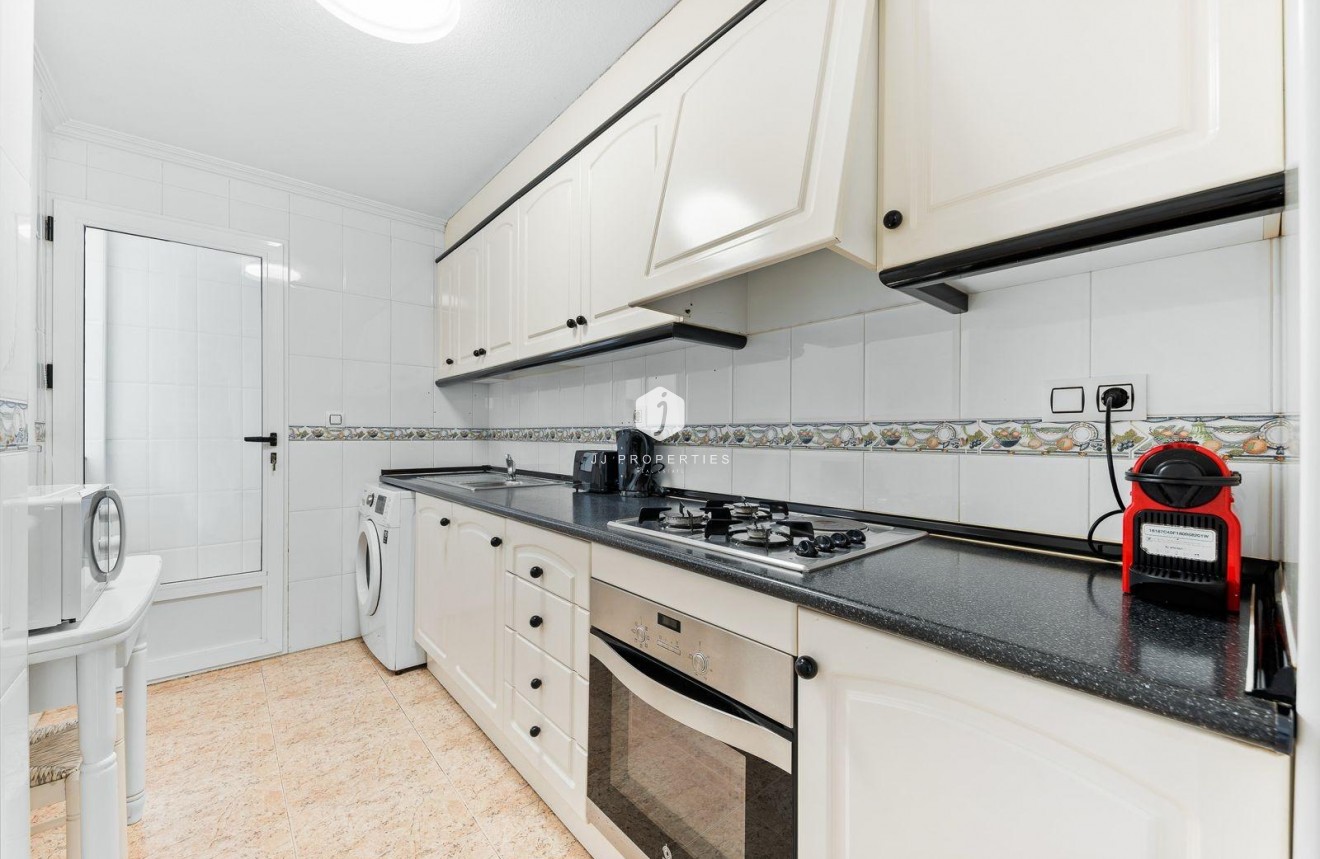 Resale - Apartment / flat -
Torrevieja - Centro