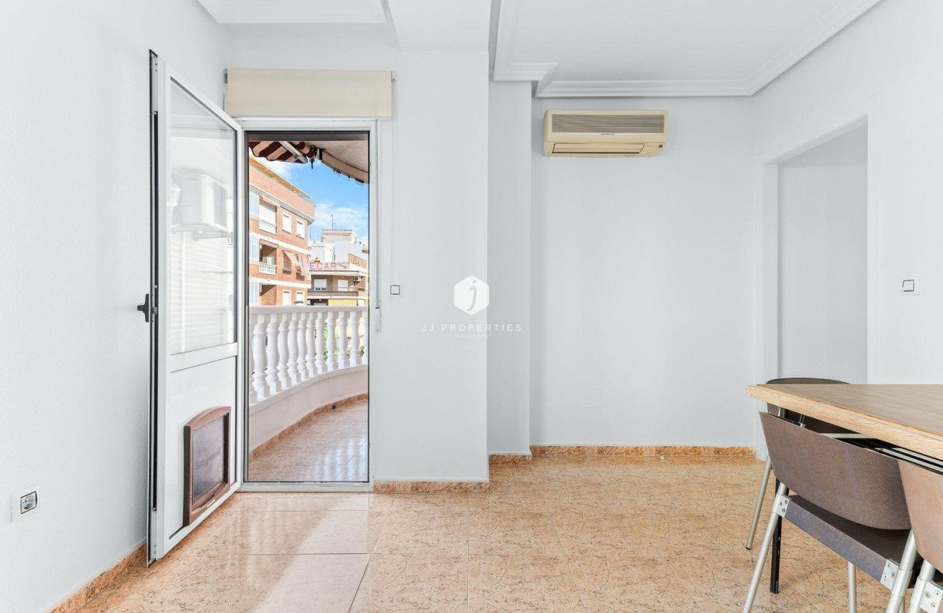 Resale - Apartment / flat -
Torrevieja - Centro