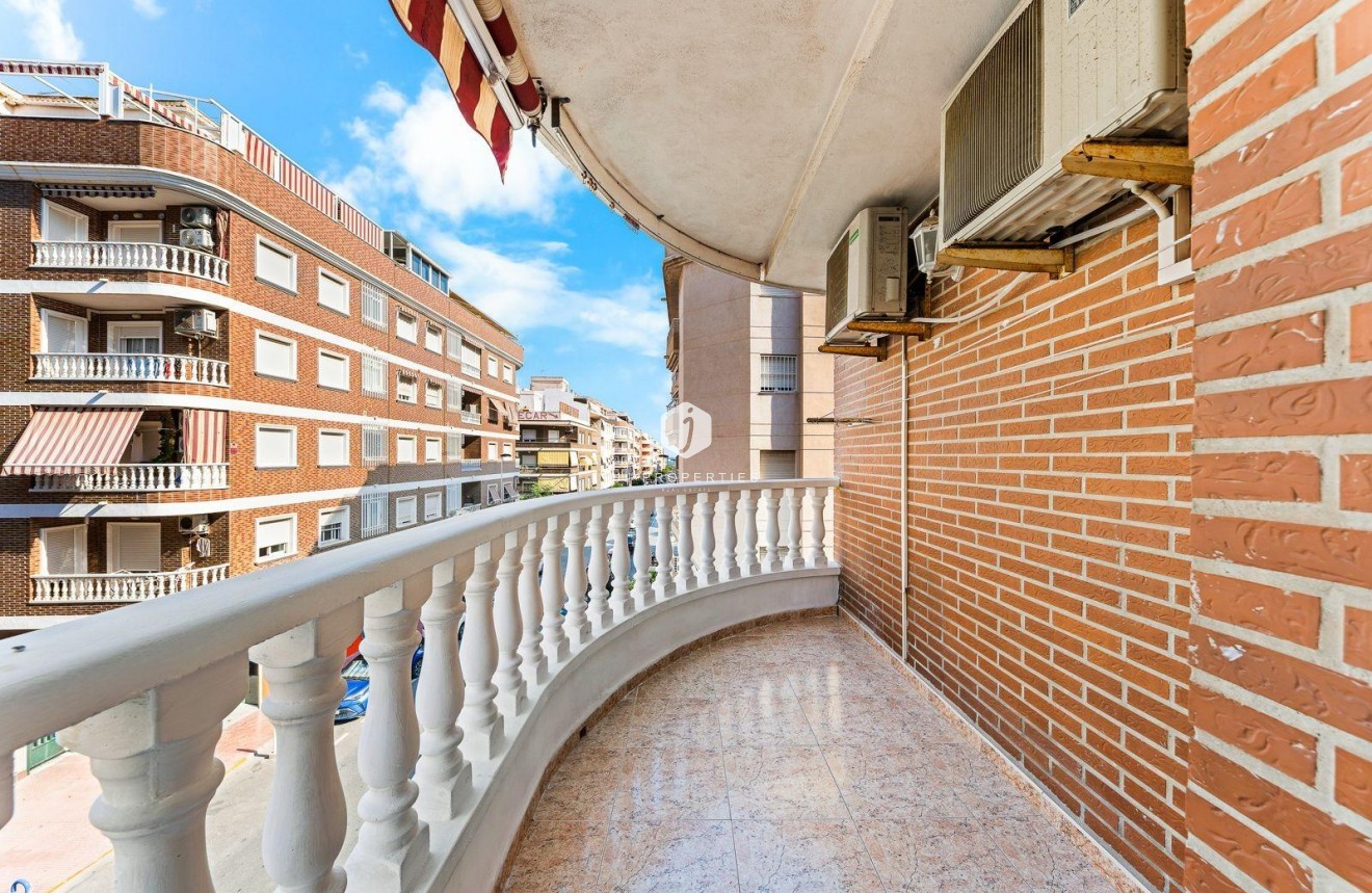 Resale - Apartment / flat -
Torrevieja - Centro