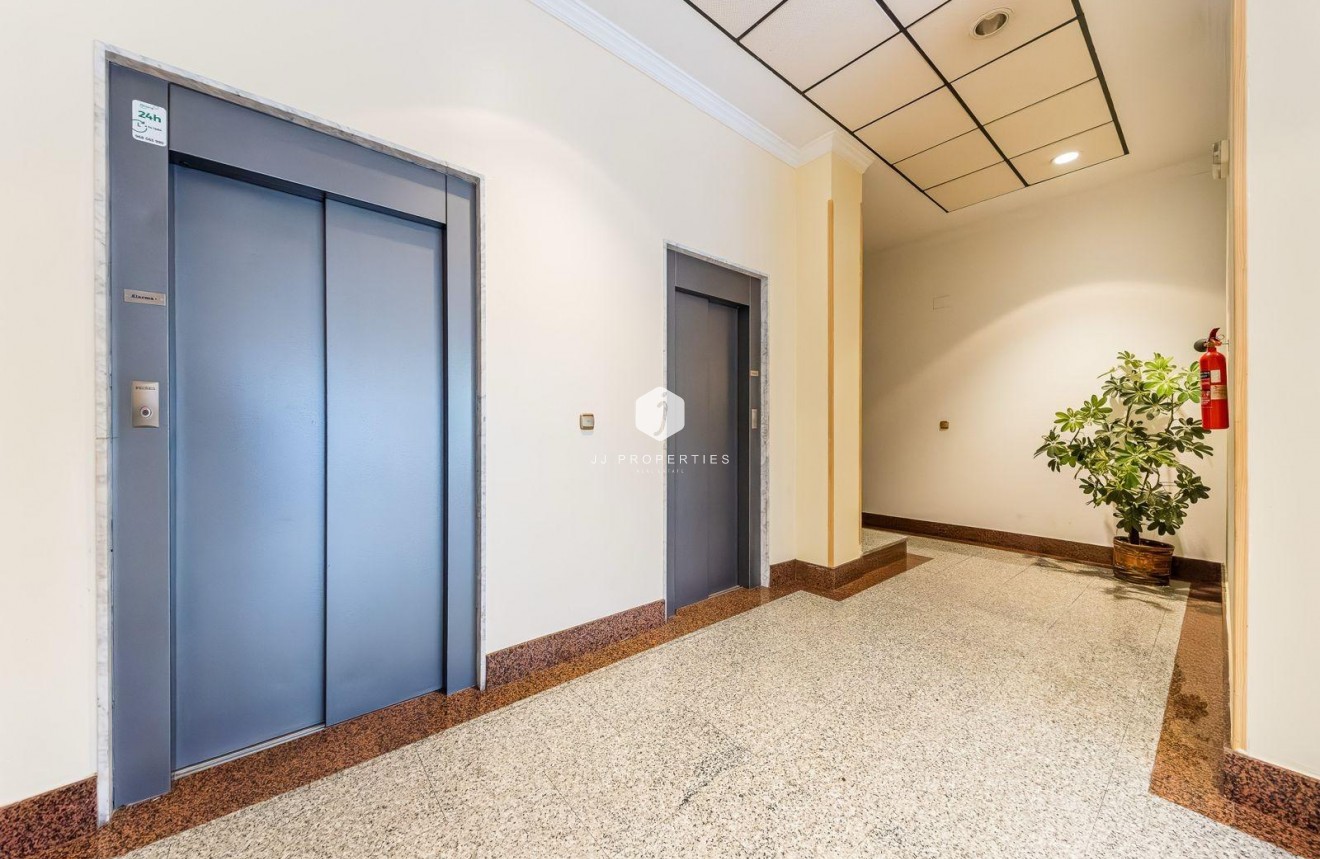 Resale - Apartment / flat -
Torrevieja - Centro