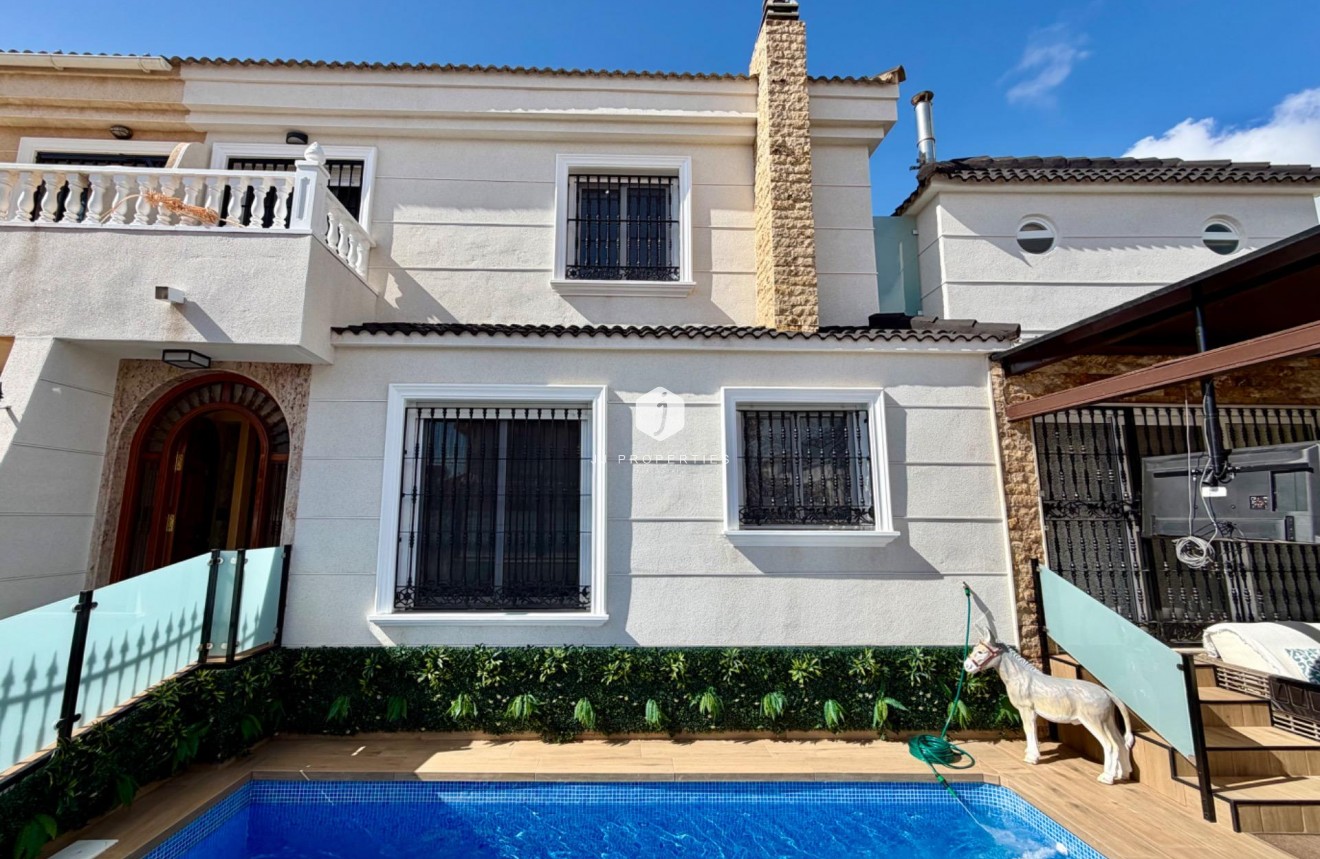 Resale - Chalet -
Orihuela Costa - La Zenia