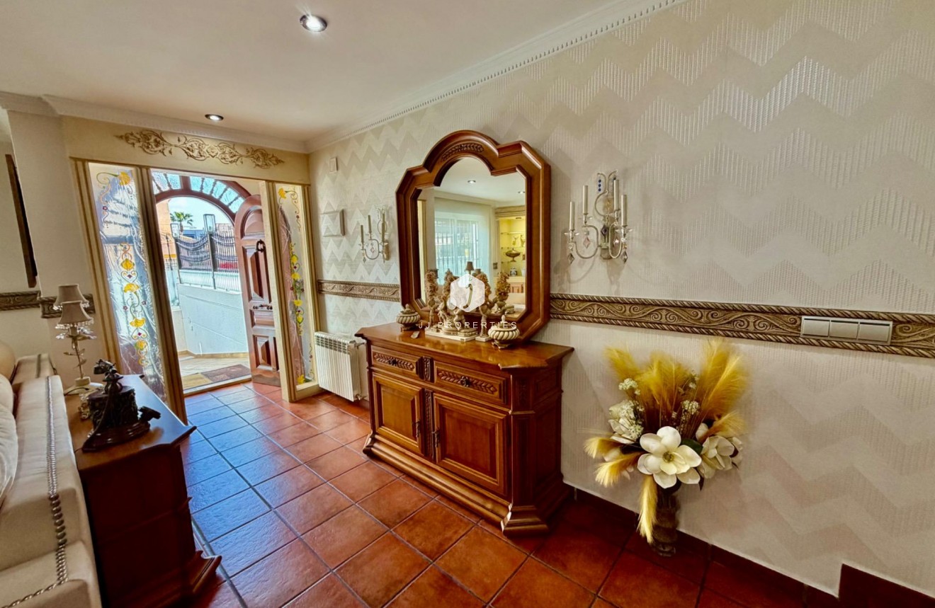 Resale - Chalet -
Orihuela Costa - La Zenia