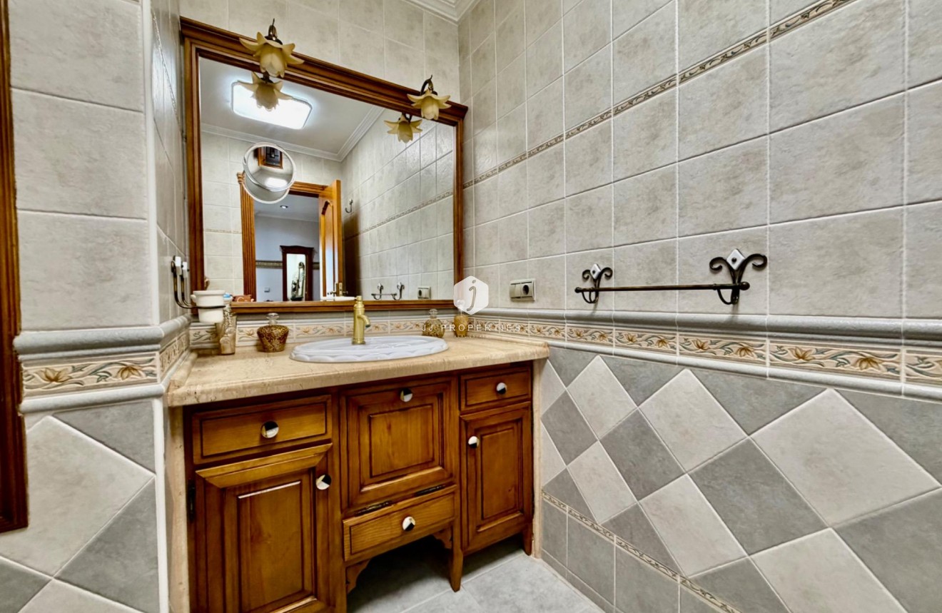Resale - Chalet -
Orihuela Costa - La Zenia
