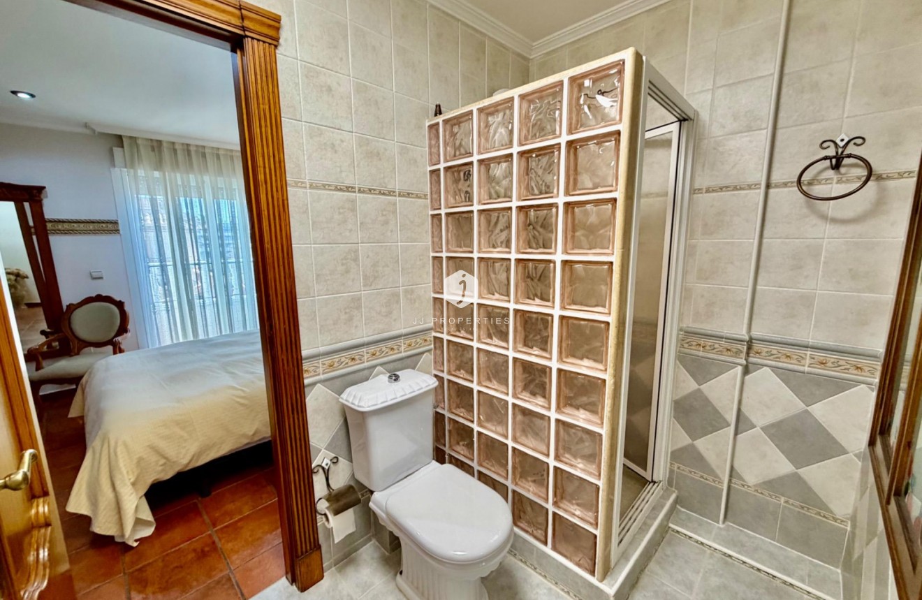Resale - Chalet -
Orihuela Costa - La Zenia