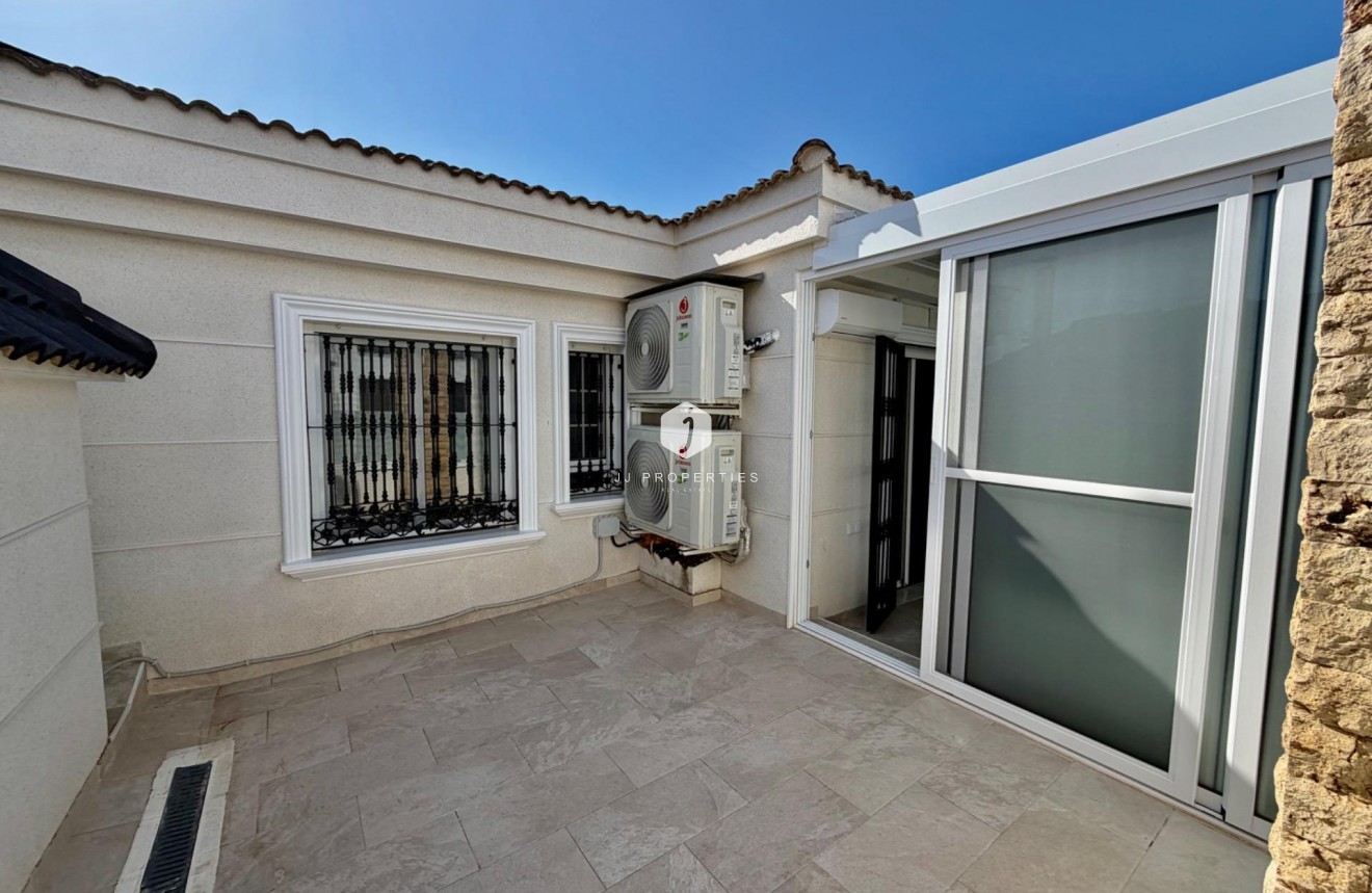 Resale - Chalet -
Orihuela Costa - La Zenia