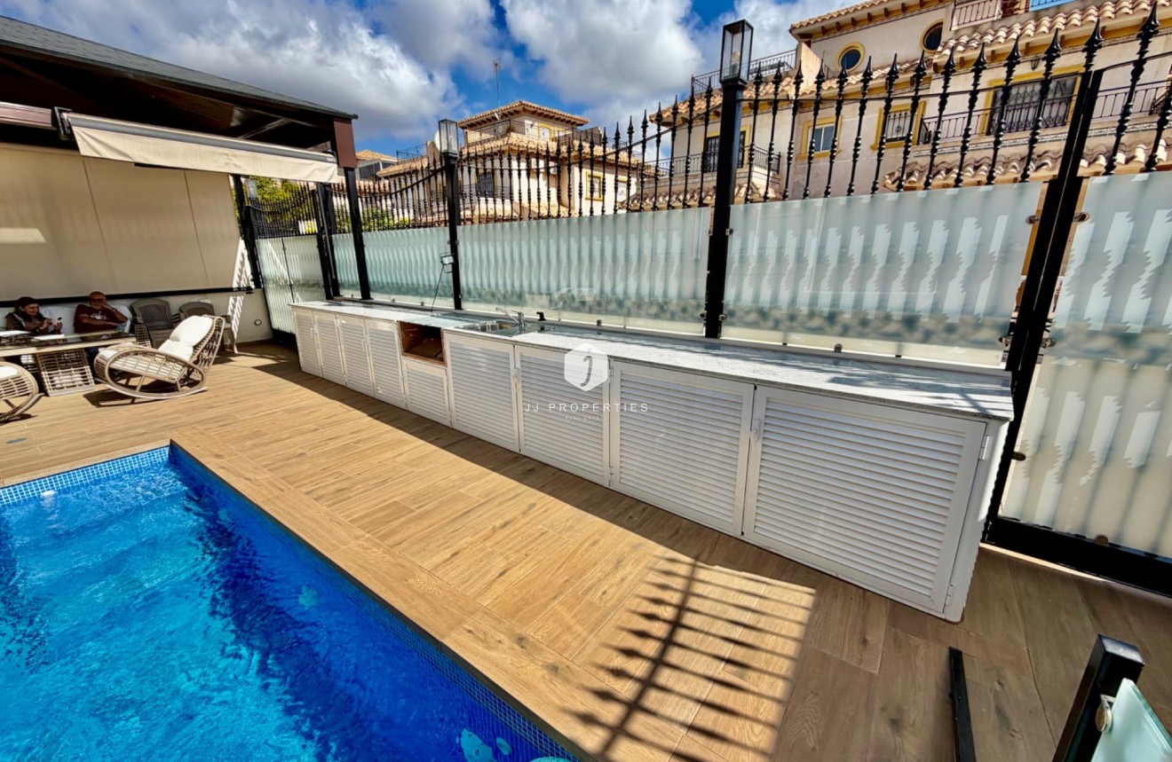Resale - Chalet -
Orihuela Costa - La Zenia