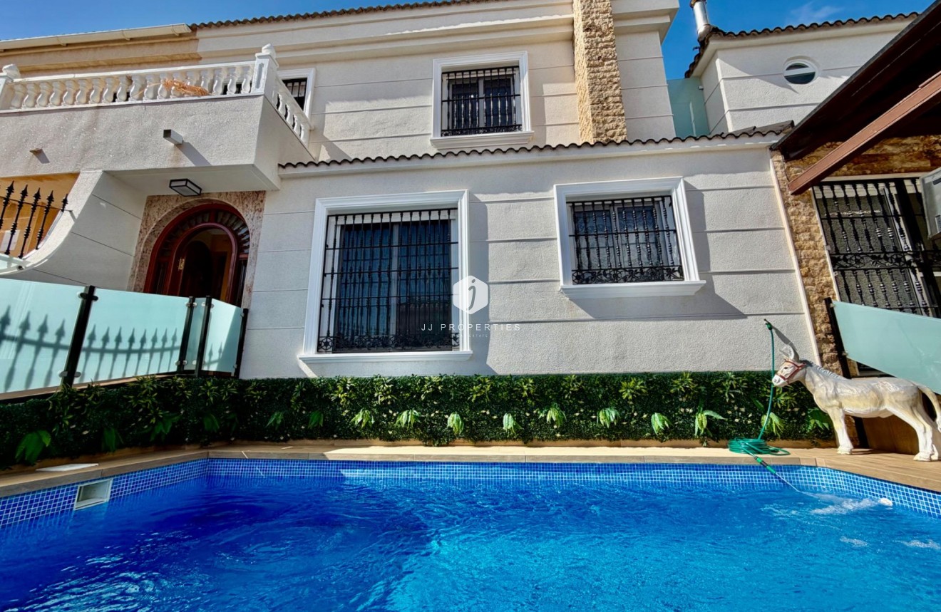 Resale - Chalet -
Orihuela Costa - La Zenia