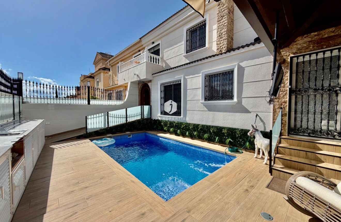Resale - Chalet -
Orihuela Costa - La Zenia