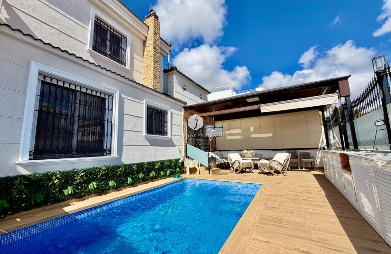 Resale - Chalet -
Orihuela Costa - La Zenia