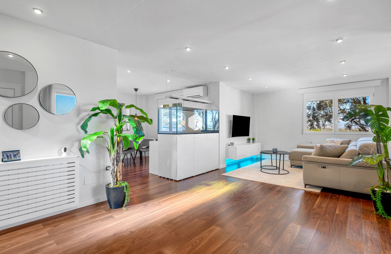 Resale - Villa -
Ciudad De Las Comunicaciones - Costa Blanca
