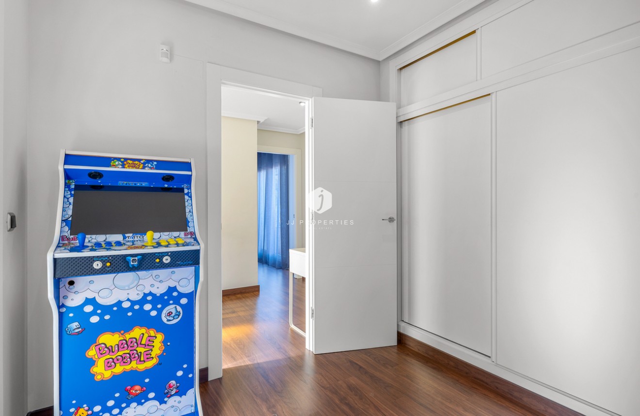 Resale - Villa -
Ciudad De Las Comunicaciones - Costa Blanca