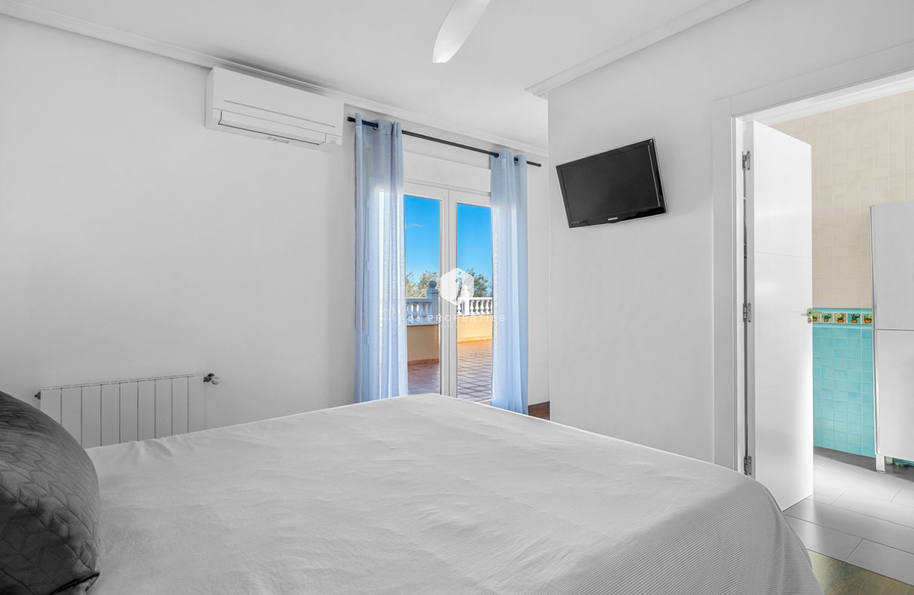 Resale - Villa -
Ciudad De Las Comunicaciones - Costa Blanca