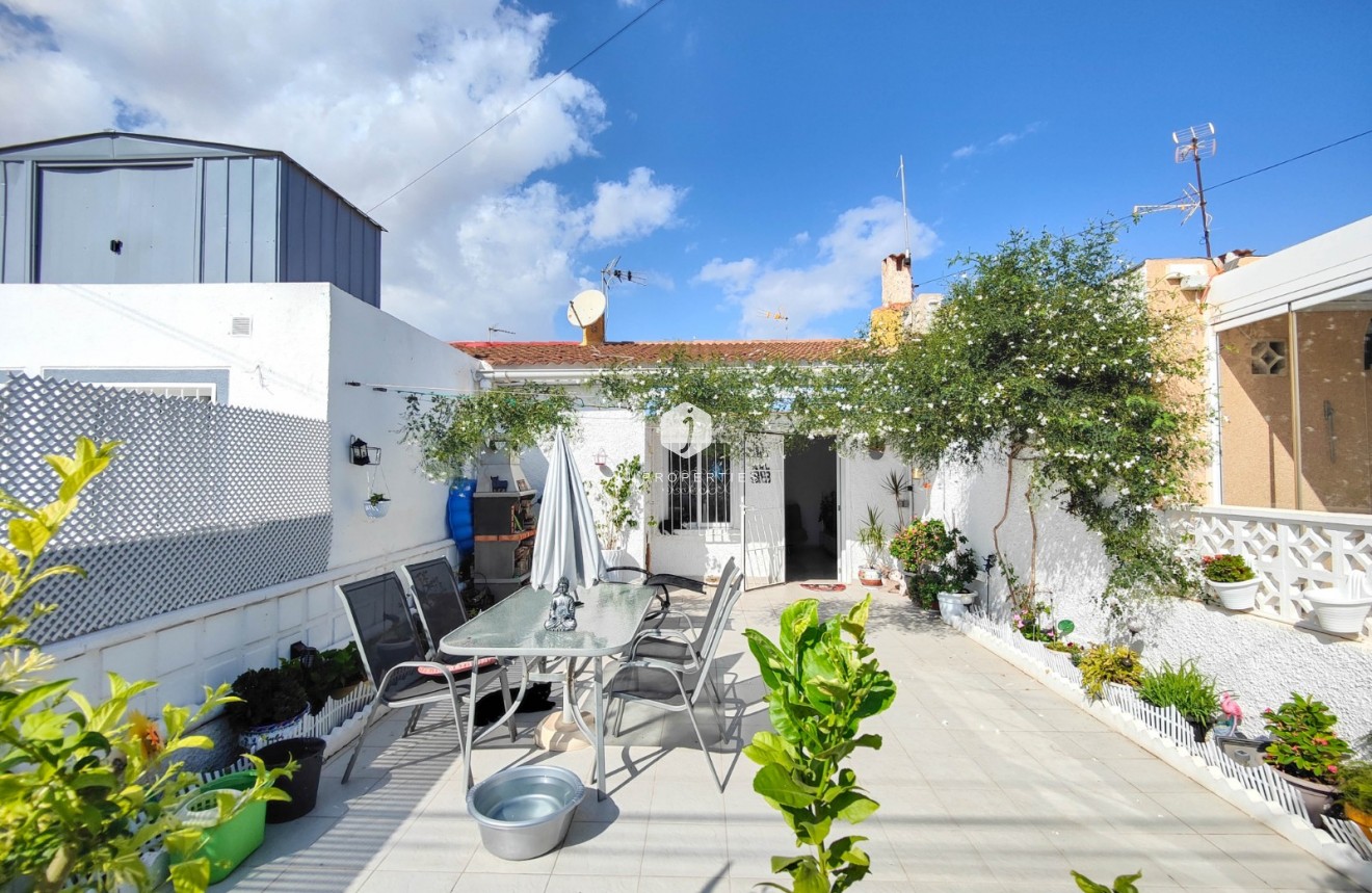 Resale - Chalet -
Torrevieja - Costa Blanca