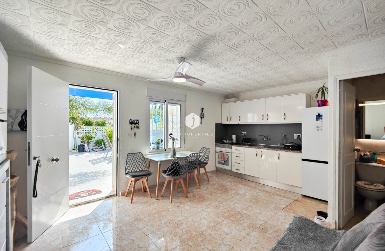 Resale - Chalet -
Torrevieja - Costa Blanca