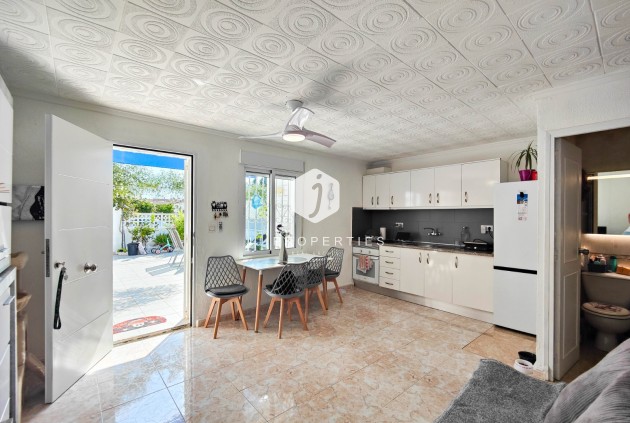 Resale - Chalet -
Torrevieja - Costa Blanca