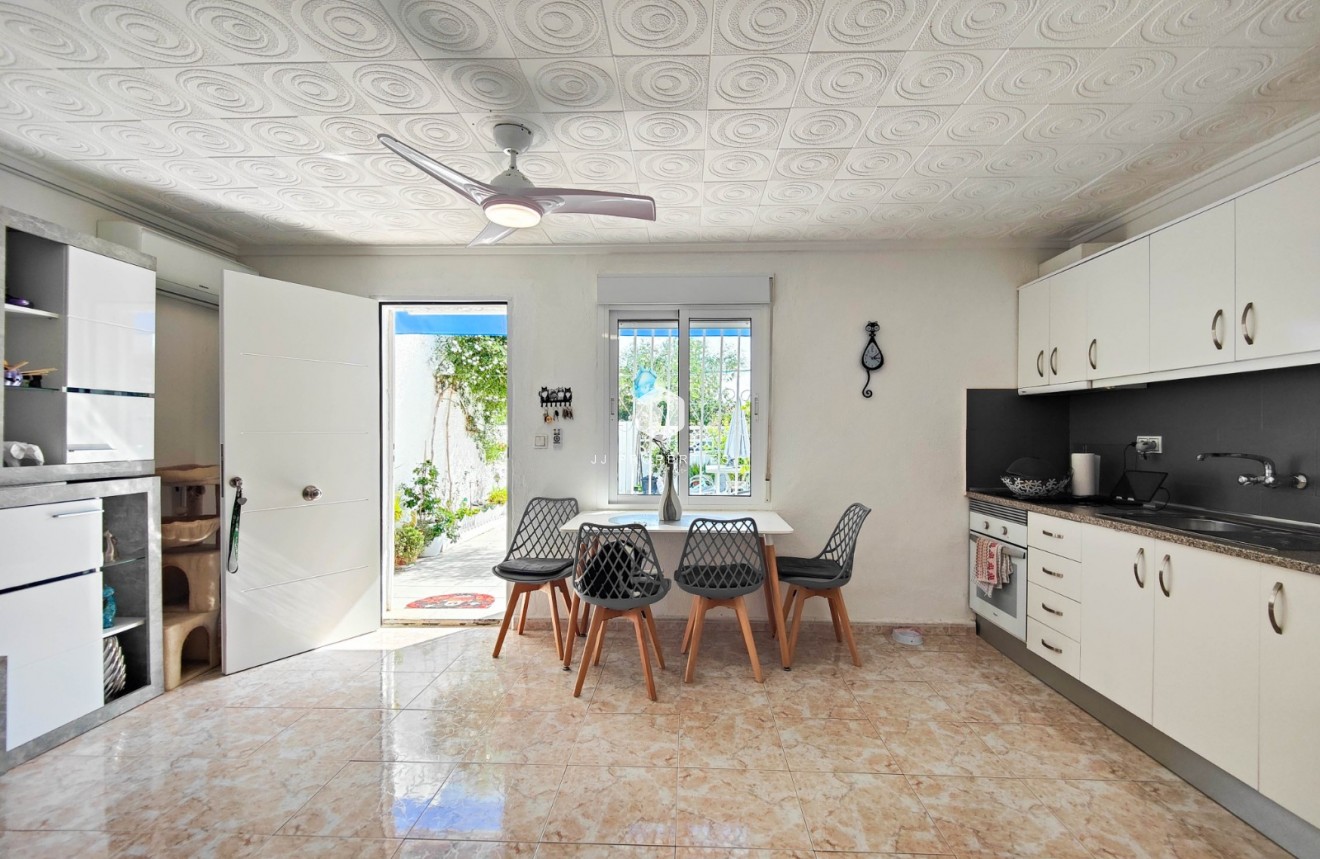Resale - Chalet -
Torrevieja - Costa Blanca