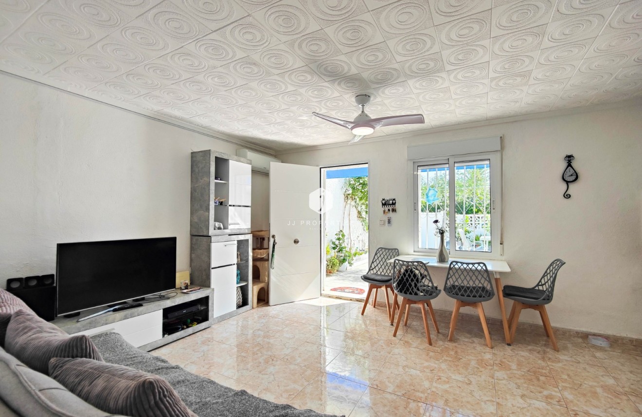 Resale - Chalet -
Torrevieja - Costa Blanca