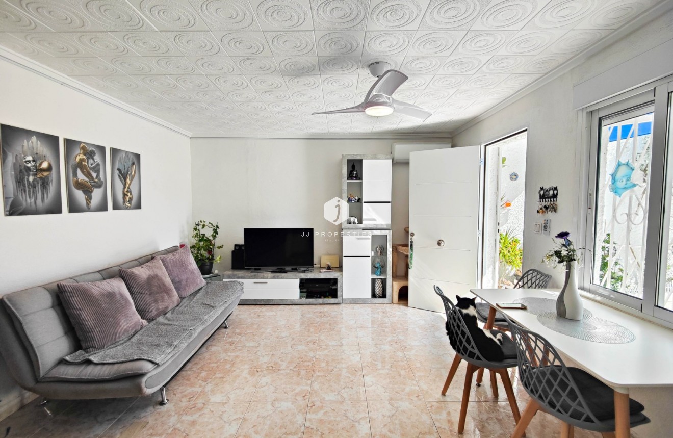 Resale - Chalet -
Torrevieja - Costa Blanca