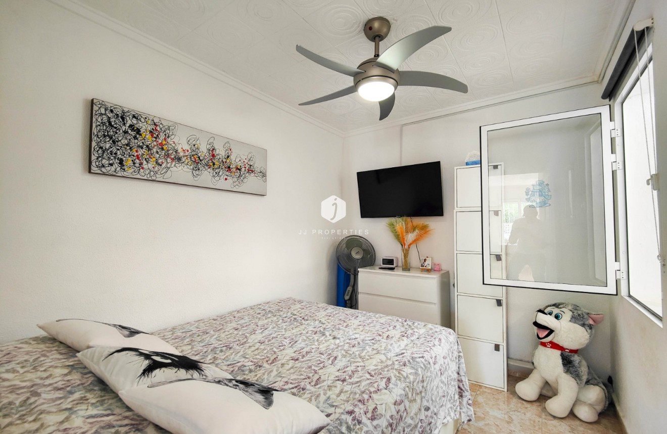 Resale - Chalet -
Torrevieja - Costa Blanca