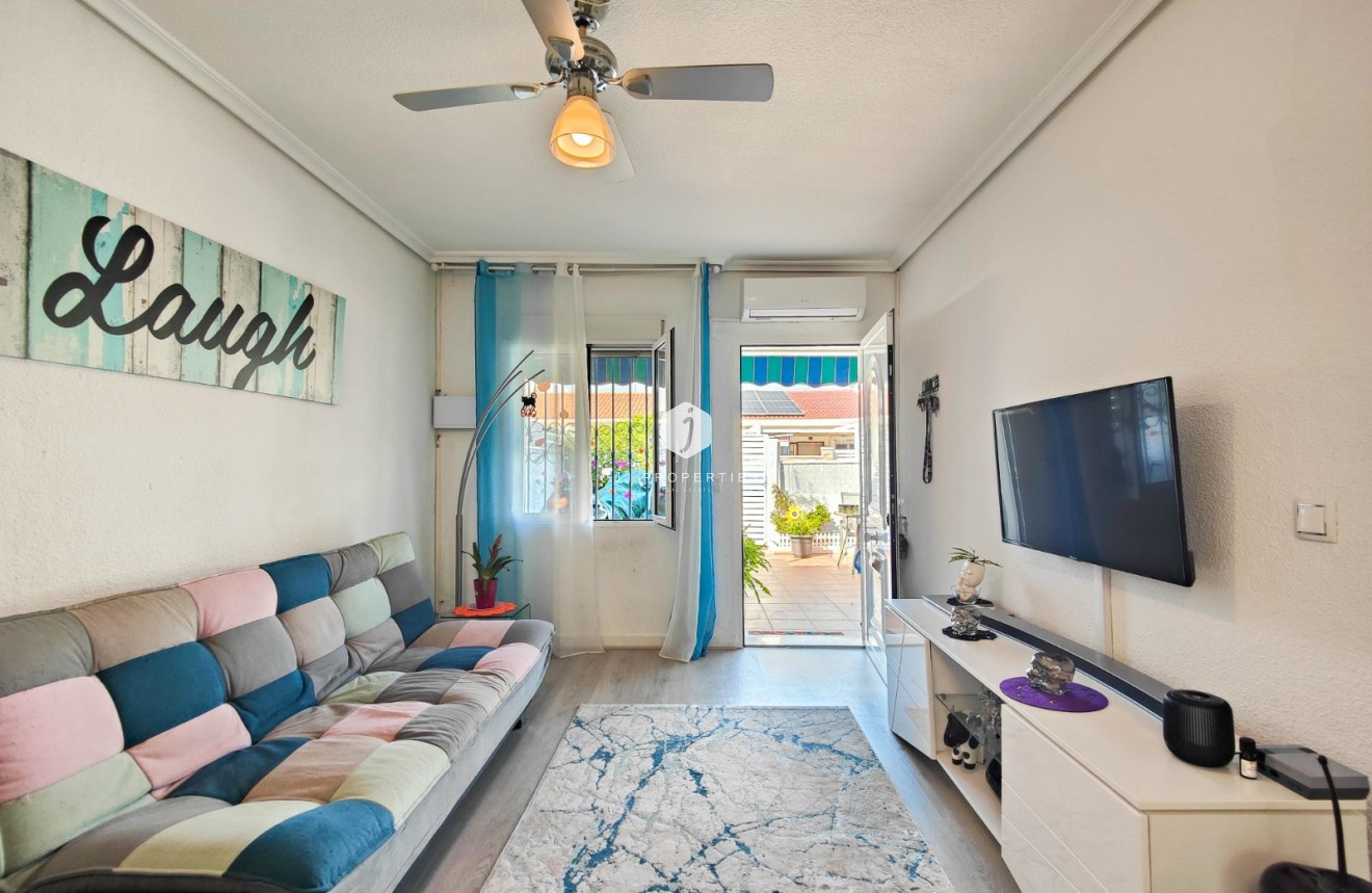 Resale - Chalet -
Torrevieja - Costa Blanca