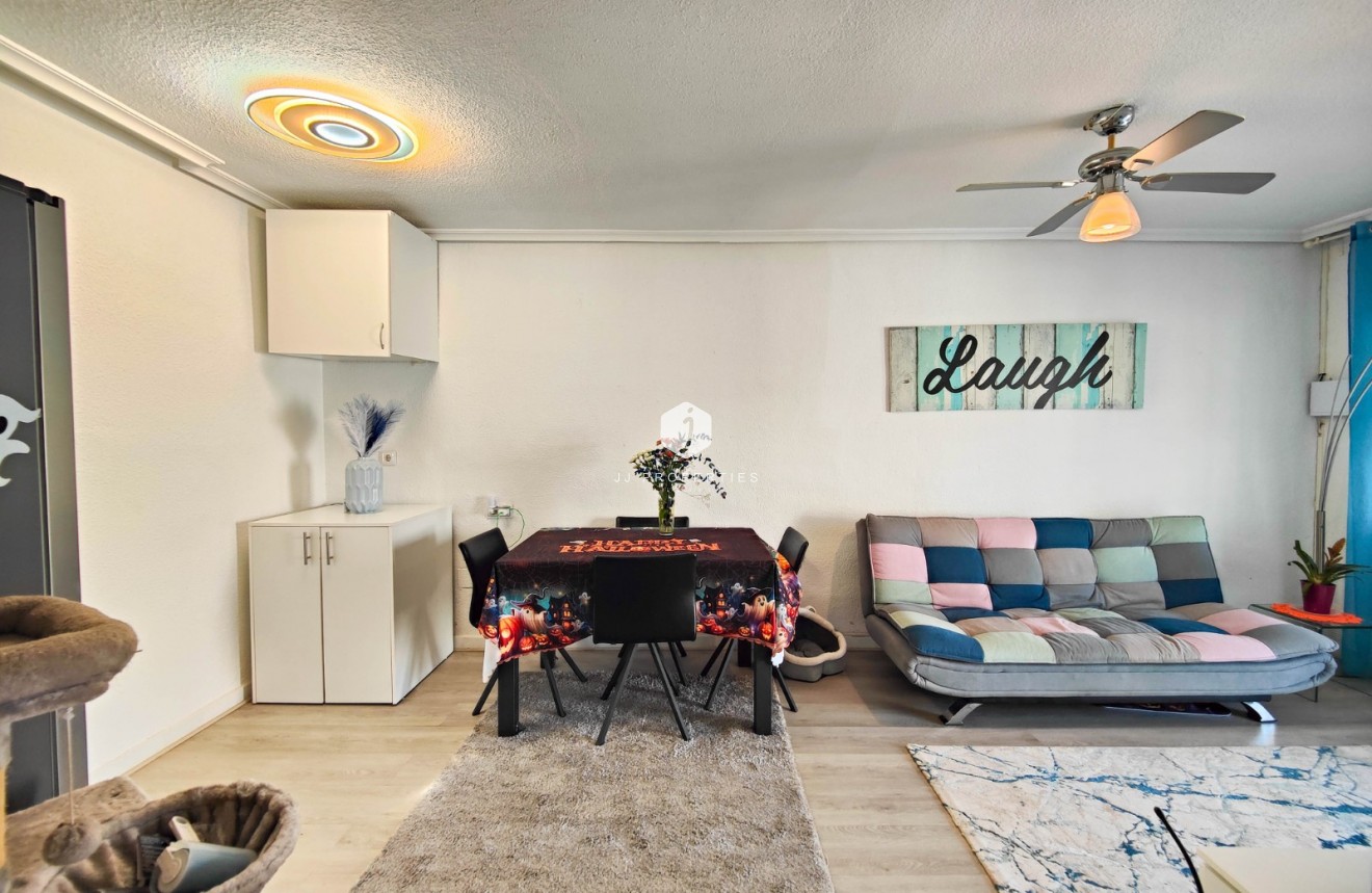 Resale - Chalet -
Torrevieja - Costa Blanca