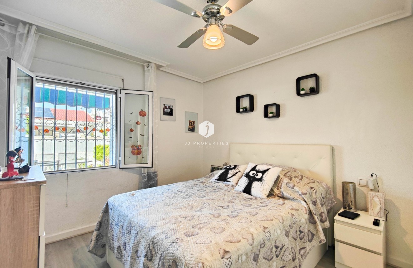 Resale - Chalet -
Torrevieja - Costa Blanca