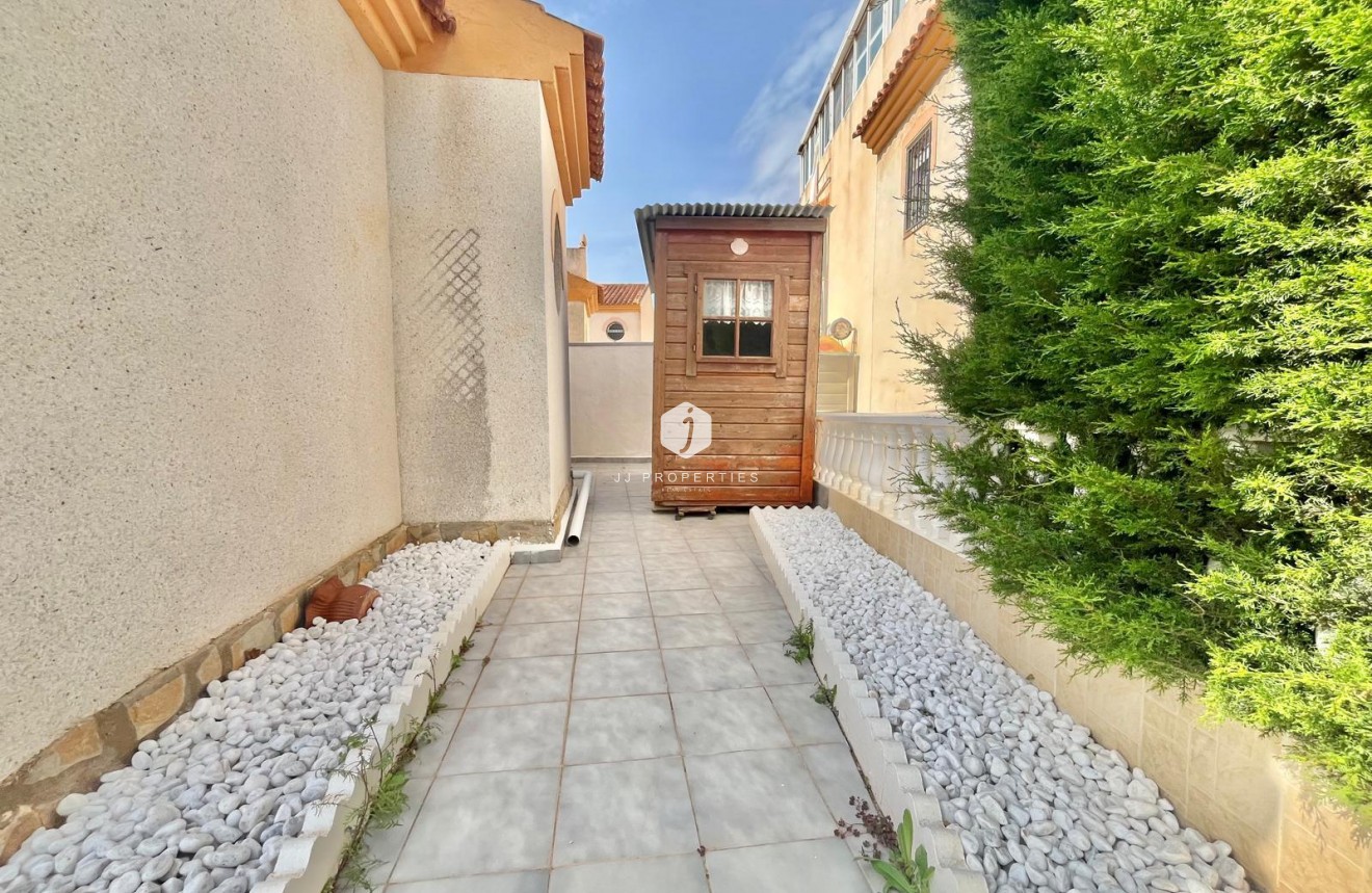 Resale - Chalet -
Orihuela Costa - Playa Flamenca